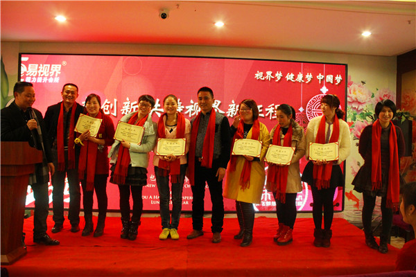 小伙伴們?cè)谂_(tái)上合影留念