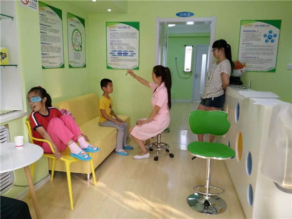 易視界工作人員為孩子檢測(cè)視力