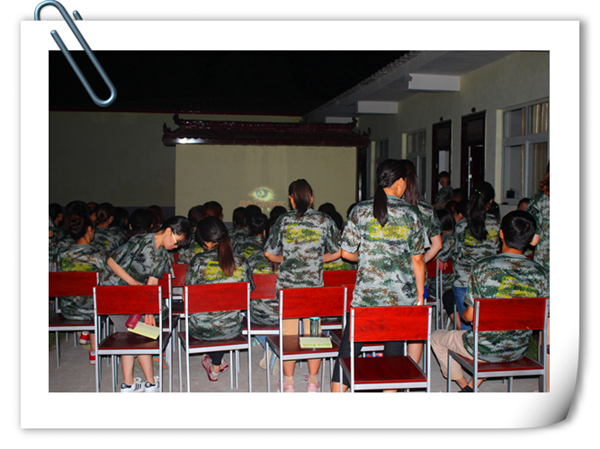 易視界伙伴們露天觀看電影<當(dāng)幸福來(lái)敲門>