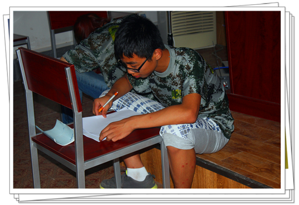 深夜了，還在認(rèn)真寫作業(yè)的易視界伙伴們