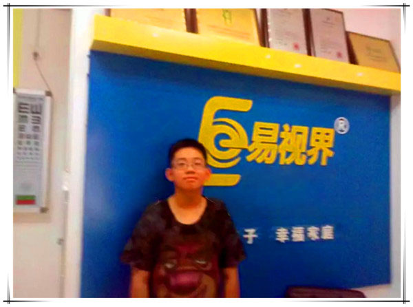 來易視界視力提升會(huì)所做眼睛的美國華僑小帥哥