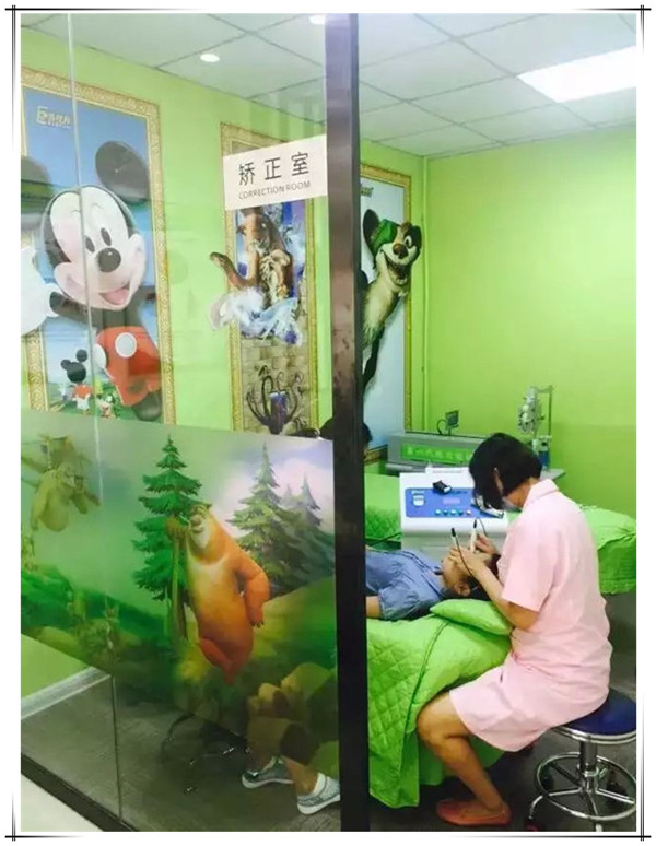 易視界工作人員正為小客戶(hù)做眼睛