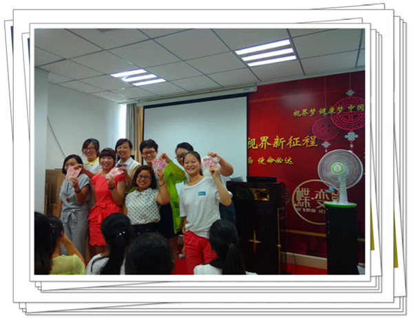 易視界表現(xiàn)優(yōu)秀的伙伴們上臺領獎