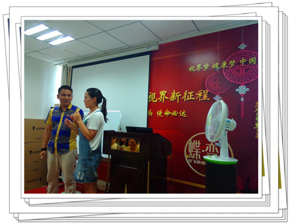 易視界表現(xiàn)優(yōu)秀的伙伴上臺領獎