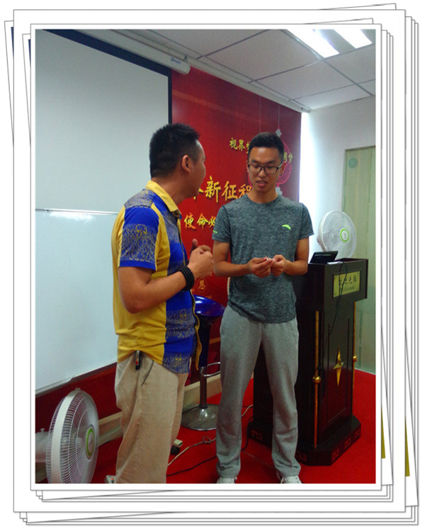 易視界表現(xiàn)優(yōu)秀的伙伴上臺領獎