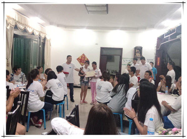 為優(yōu)秀的小伙伴們頒發(fā)獎品