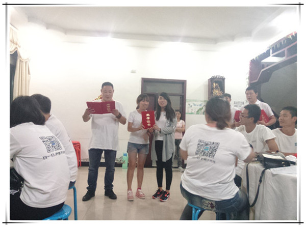 為優(yōu)秀伙伴們頒獎獎品