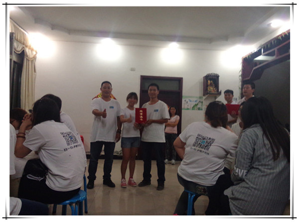 為優(yōu)秀伙伴們頒獎獎品