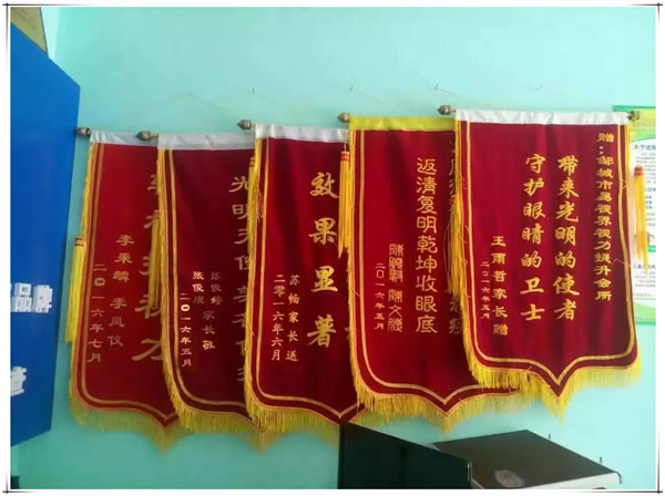 易視界店面矯正效果奇特錦旗掛滿墻