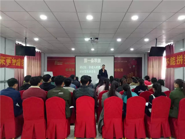 易視界黃埔六期伙伴在認(rèn)真聽課中