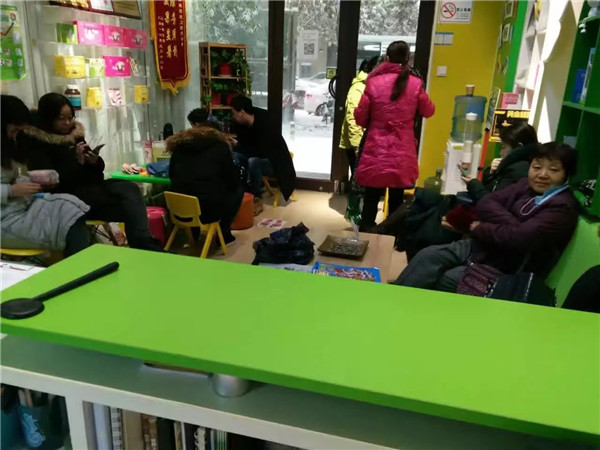 易視界店內前來矯正的家長和孩子們