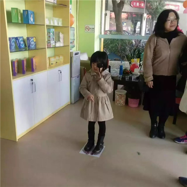 易視界工作人員正在認真的為孩子檢測視力