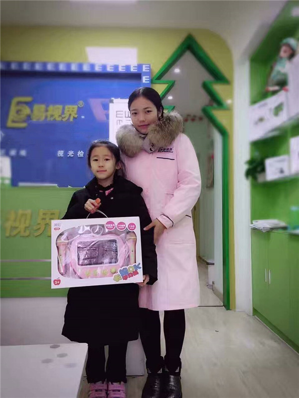 易視界護(hù)眼小明星獲獎(jiǎng)?wù)呒褷N