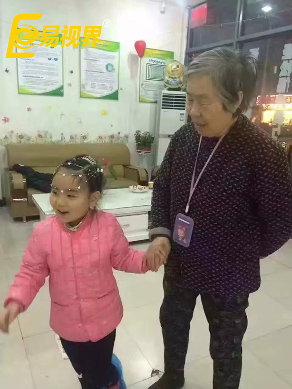 張星嵐和奶奶一起來易視界店面