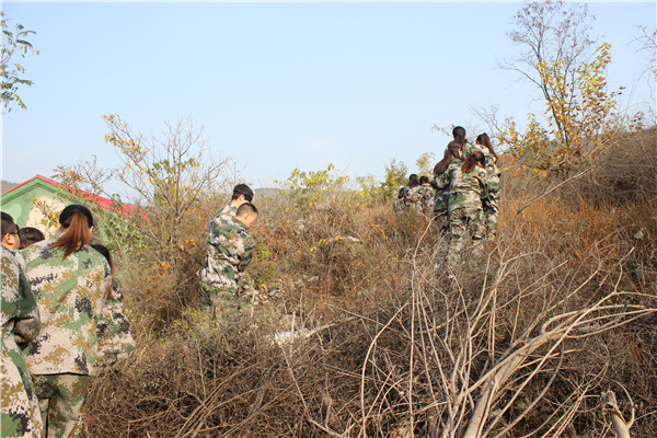 盲人一路護送啞人