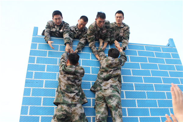 易視界精英們開始攀登畢業(yè)墻