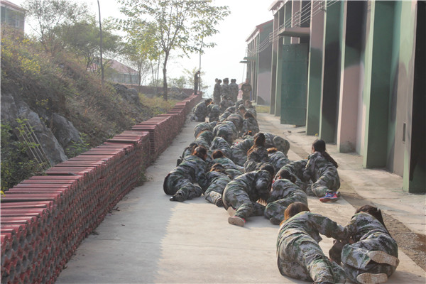 盲人一路護送啞人