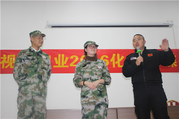 易視界精英上臺發(fā)表演講