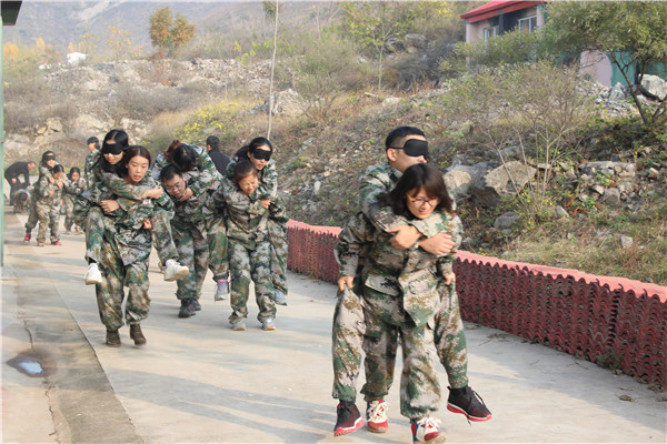 盲人一路護送啞人