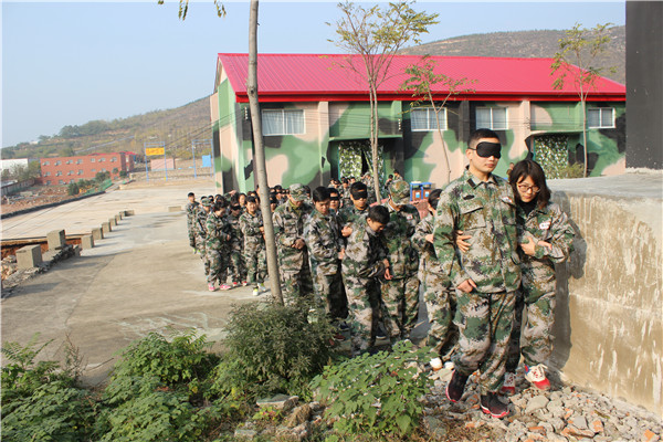 盲人一路護送啞人