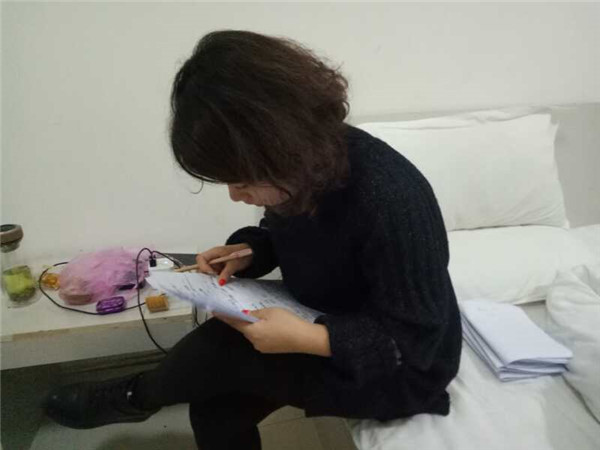 易視界老師認(rèn)真改卷中