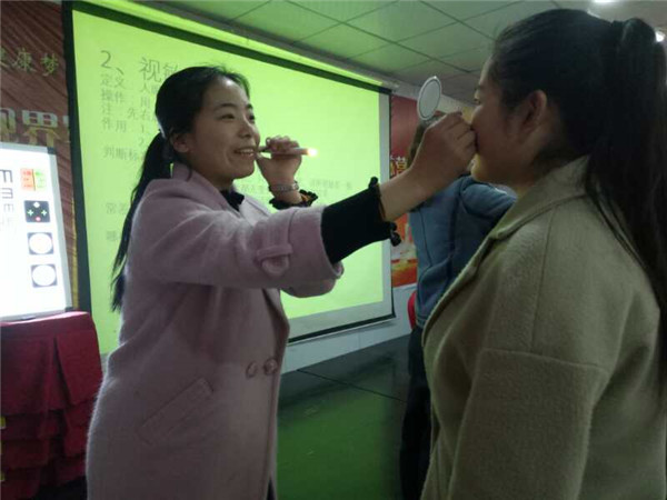 易視界伙伴們認(rèn)真學(xué)習(xí)中