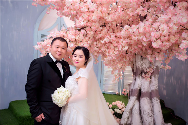 關(guān)愛員工從心出發(fā)【易視界】家人結(jié)伴到婚禮現(xiàn)場(chǎng)道賀