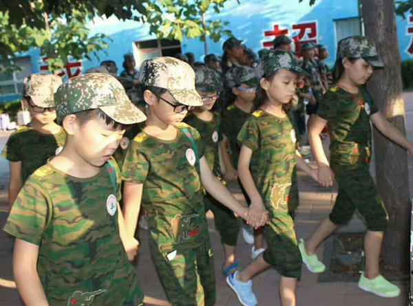 不讓任何伙伴掉隊，他們緊握對方的手前行