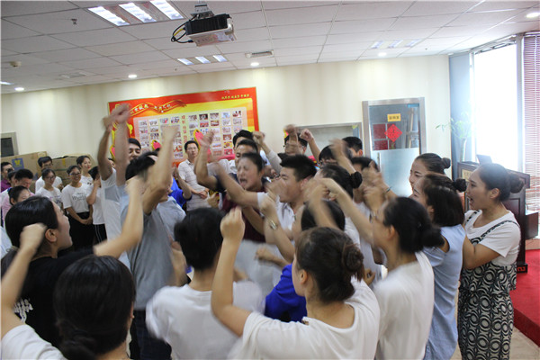 為了團(tuán)隊每個人都在奮力吶喊