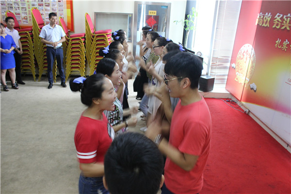 伙伴們相互打氣加油