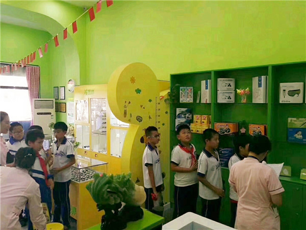 易視界新店店內(nèi)很多小朋友進店檢查視力