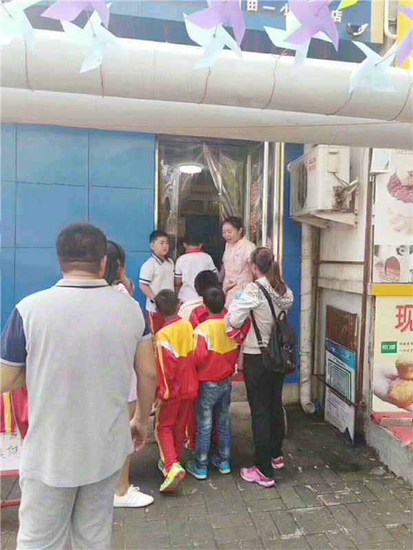 家長帶著孩子進店檢查視力，十分熱鬧