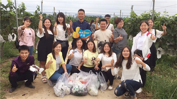 易視界伙伴們摘到葡萄后也十分開(kāi)心