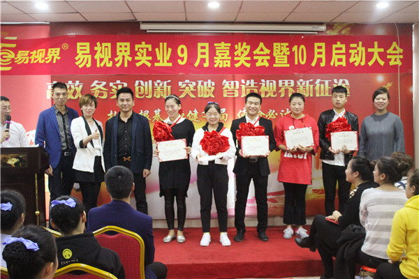 優(yōu)秀營(yíng)銷標(biāo)兵獲得者趙展展、王帥強(qiáng)、關(guān)金龍、渠飛艷