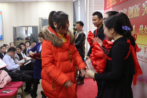 易視界蘇總為表現(xiàn)優(yōu)秀的伙伴頒獎