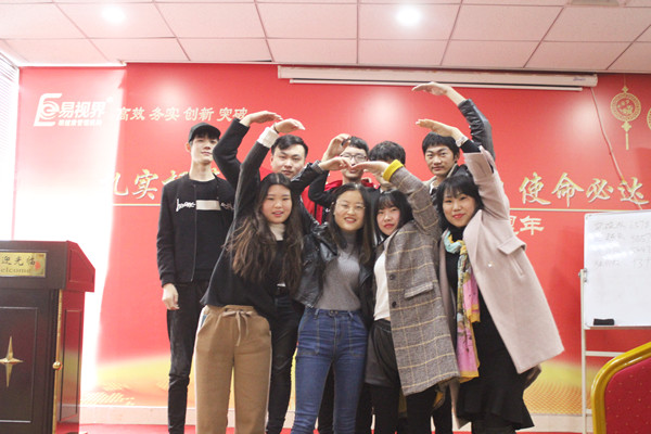 溫馨的團(tuán)隊(duì)合影