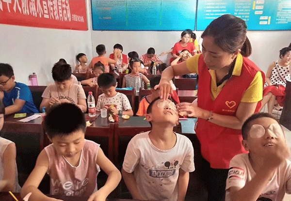 易視界志愿者為孩子貼易視界護(hù)眼優(yōu)品