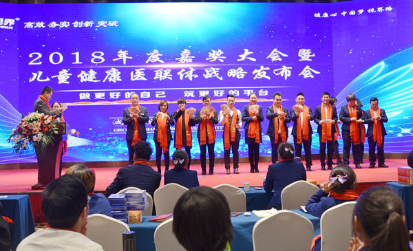 易視界表現(xiàn)優(yōu)秀的伙伴上臺領(lǐng)取現(xiàn)金獎(jiǎng)勵(lì)