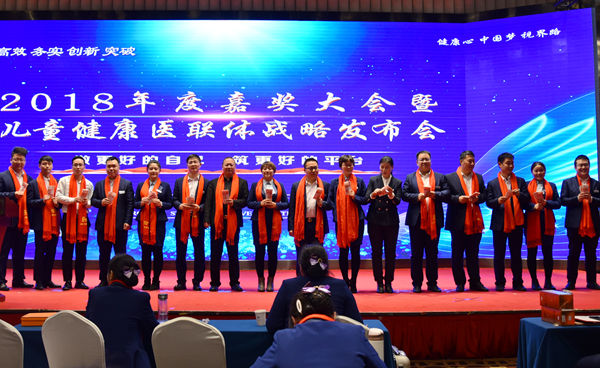 易視界表現(xiàn)優(yōu)秀的伙伴上臺領(lǐng)取現(xiàn)金獎(jiǎng)勵(lì)