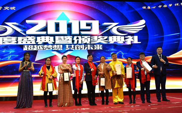 主持人現(xiàn)場抽取六六大順的6名幸運觀眾