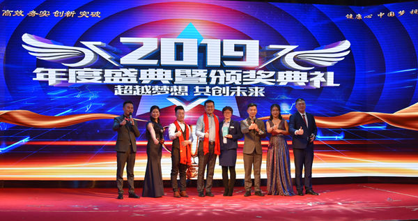 今天壓軸大獎的獲得者上臺領(lǐng)獎