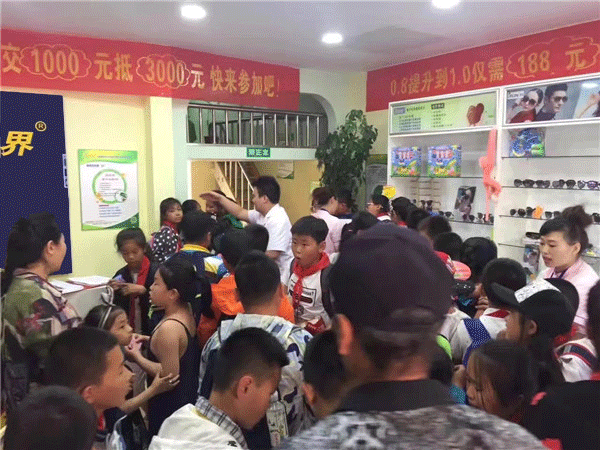 易視界密山店開(kāi)業(yè)當(dāng)天十分火爆