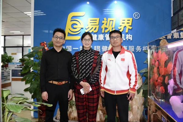 北京雙奧集團(tuán)尤小龍總裁、中國(guó)著名戲歌雙棲明星、66國(guó)選美國(guó)際皇后王光姣與易視界陶總合影