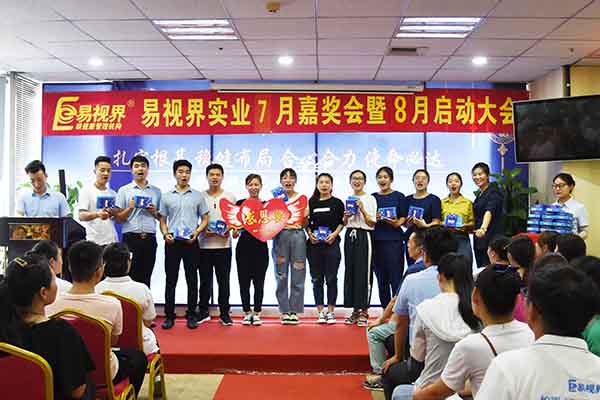 入職滿一年員工領(lǐng)取感恩獎(jiǎng)