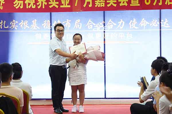 7月表現(xiàn)優(yōu)秀的小伙伴上臺領(lǐng)獎(jiǎng)