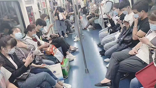 長時(shí)間玩手機(jī)可能引起斜視