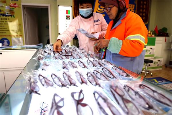 愛心聚焦！易視界300多副老花鏡暖了環(huán)衛(wèi)工人的心！