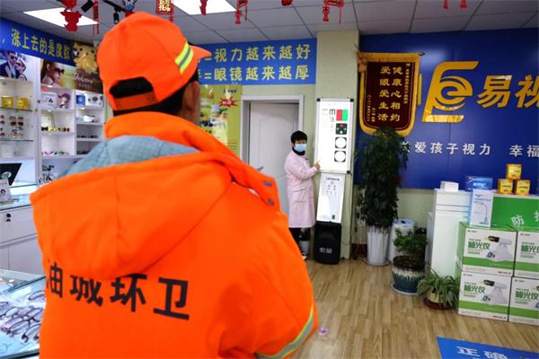 愛心聚焦！易視界300多副老花鏡暖了環(huán)衛(wèi)工人的心！