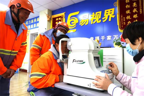 愛心聚焦！易視界300多副老花鏡暖了環(huán)衛(wèi)工人的心！