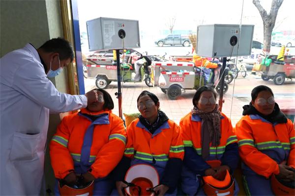 愛心聚焦！易視界300多副老花鏡暖了環(huán)衛(wèi)工人的心！